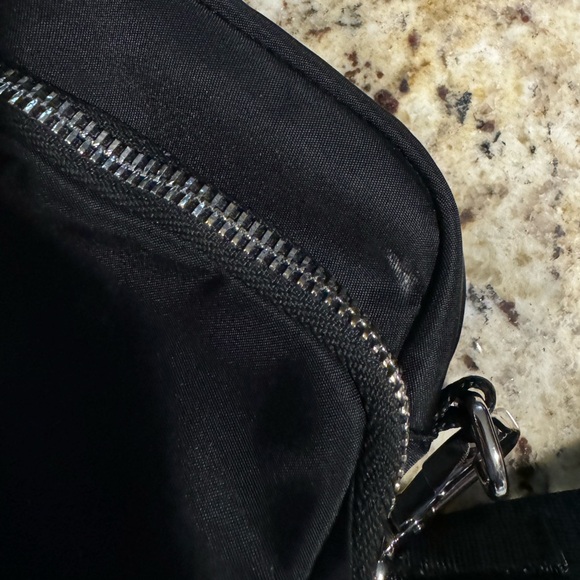 Lululemon Everywhere Crossbody Bag 2L - Picture 5 of 11